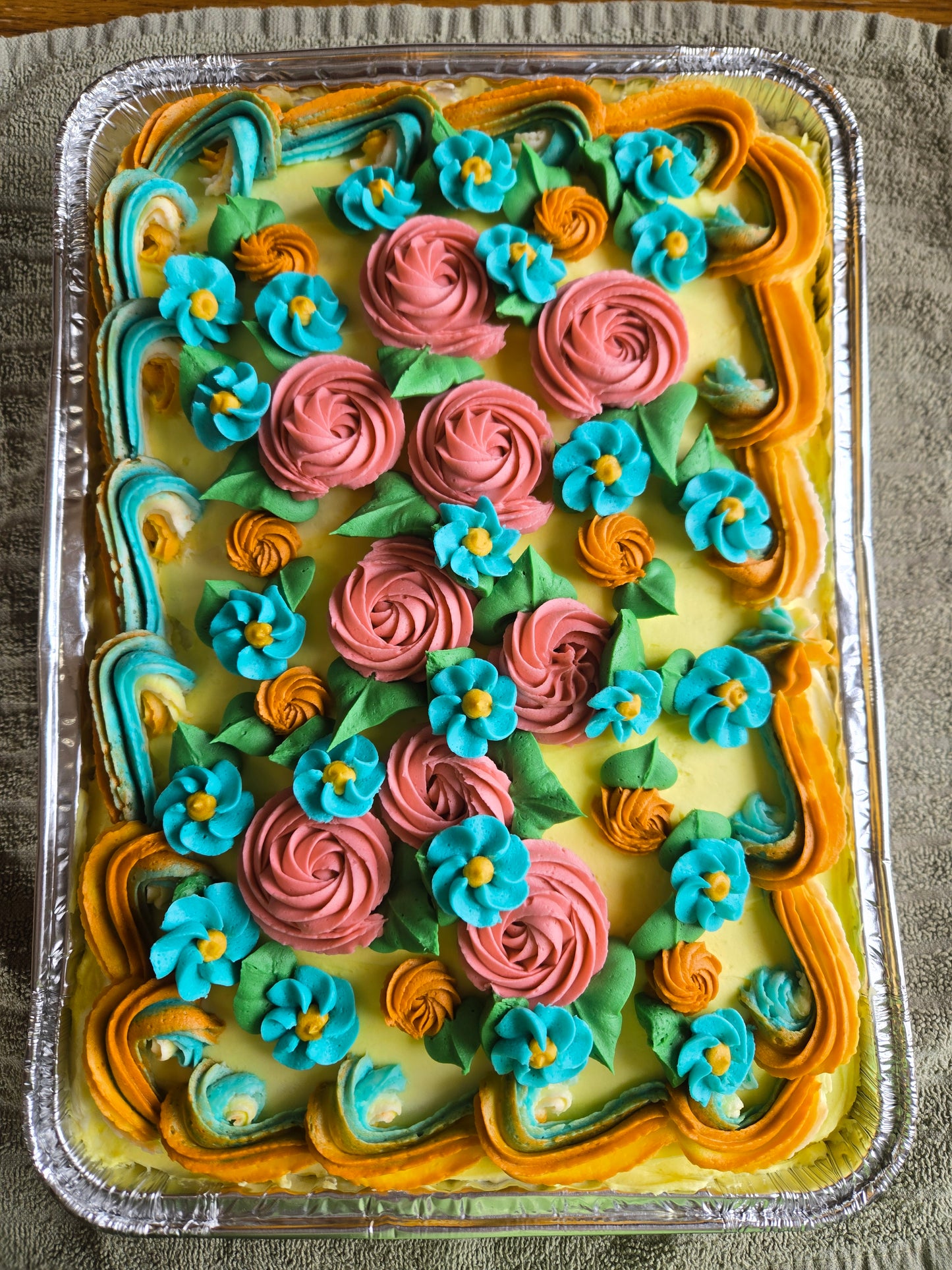 Gathering Cake ~ Pan & Lid ~ 24 2" servings